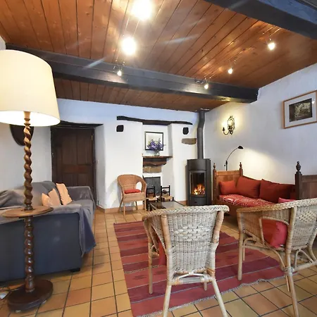 Rustic Vacation Home, Baneux, Cleaning Included Ferienhaus *